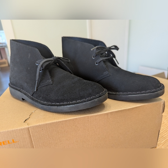 Clarks Chukka Desert Boot Black Suede EUC W 9.5 EU 41 - Picture 1 of 8